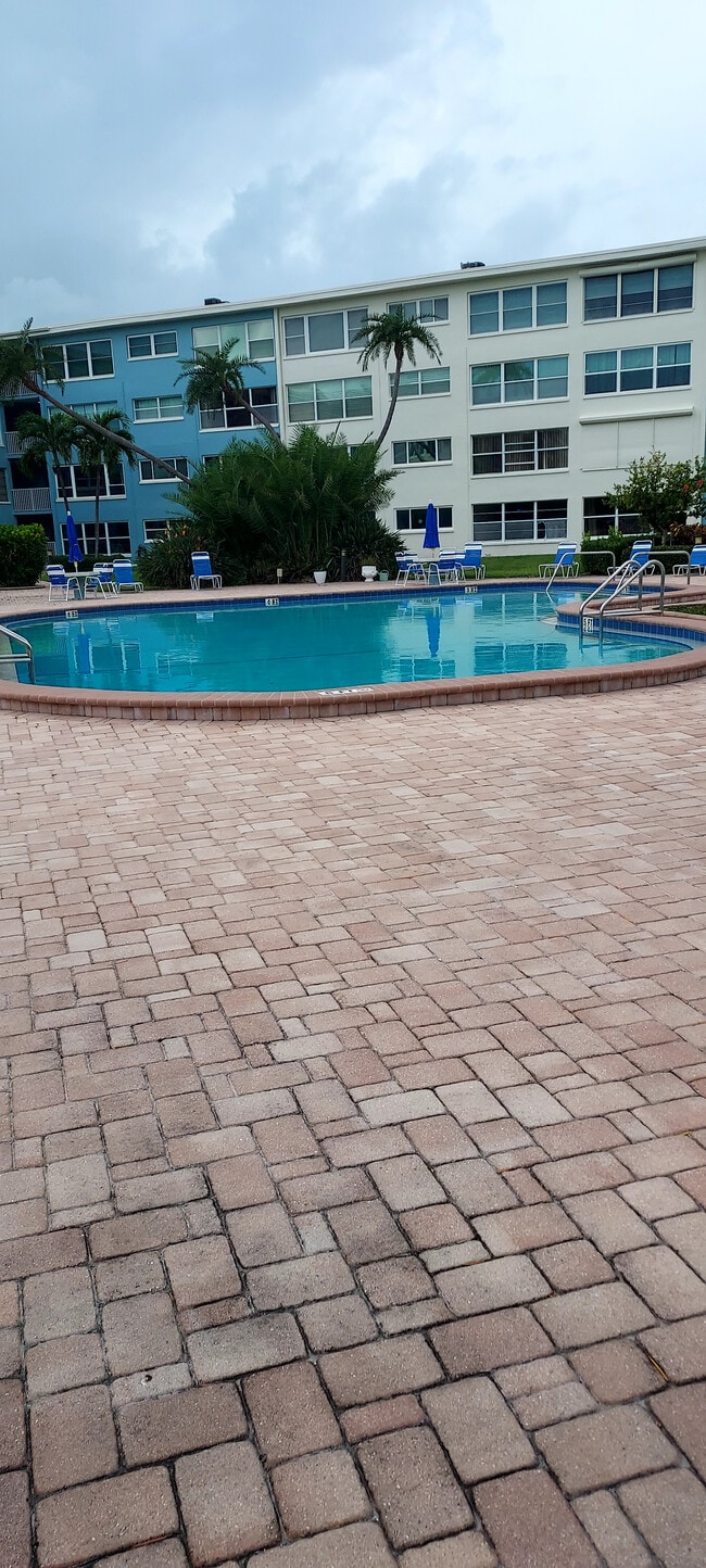 Building Photo - 6201 2nd St E Unit 84