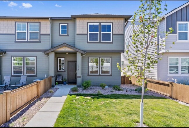 Stylish 3 Bed, 2.5 Bath Townhome Close to ... - Stylish 3 Bed, 2.5 Bath Townhome Close to ...