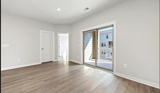 Photo - 605 Mkt Grv Dr