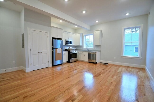 Building Photo - NO BROKER FEE!! CENTRAL AIR! RECENT RENOVATION IN BRIGHTON CENTER!