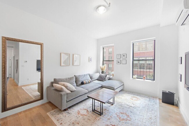 Building Photo - 519 W 45th St Rental