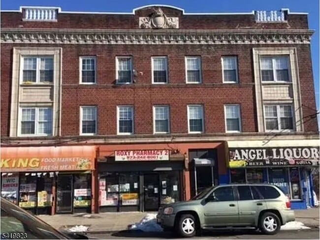 Building Photo - 481 University Ave Unit 12