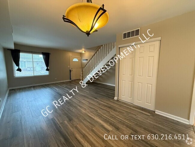 Building Photo - *** COMMUTER FRIENDLY / W&D IN UNIT / SMAL... Rental