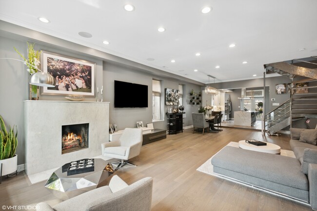 Photo - 1624 N Claremont Ave Unit 1