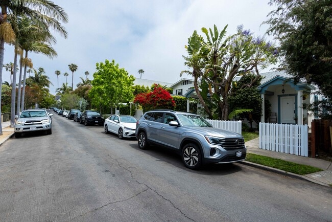 Street View - 810 Crestmoore Pl Unidad 1