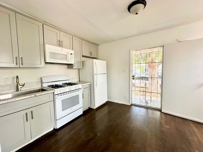 Building Photo - Baring Cross &amp; 92nd Unit 807 1/2 Rental
