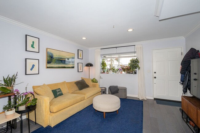 Stylish 2-Bedroom Townhouse with Balconies... - Stylish 2-Bedroom Townhouse with Balconies...