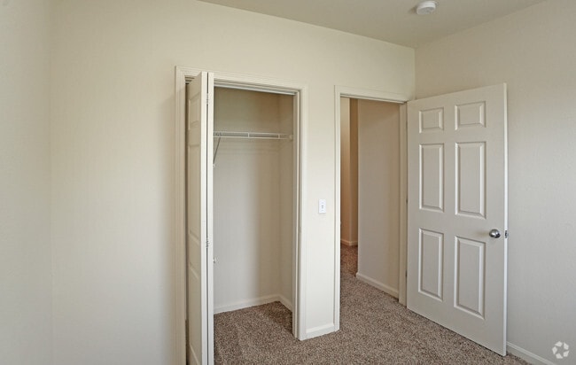2BR, 2BA - 904 SF