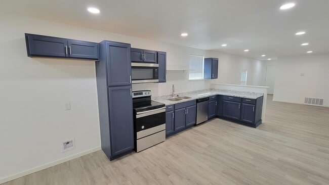 Photo - 301 Robbins St