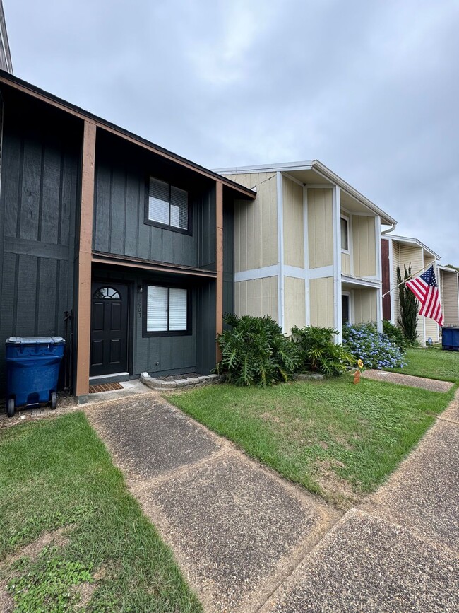 2 Bedroom 1.5 bath Townhome - just RENOVATED - 2 Bedroom 1.5 bath Townhome - just RENOVATED