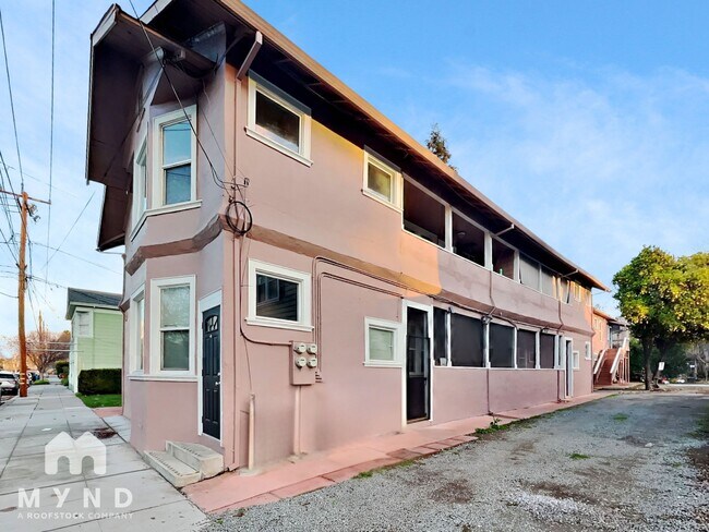 Building Photo - 82 George St