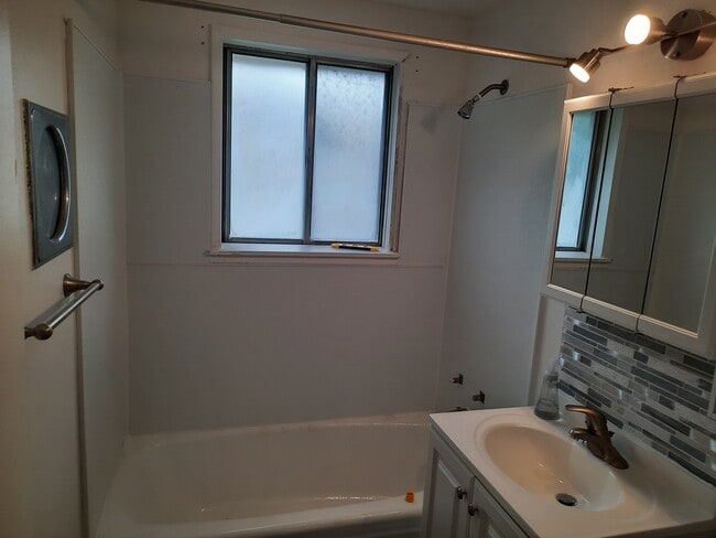 Building Photo - 5830 Balsam Rd Unit 4