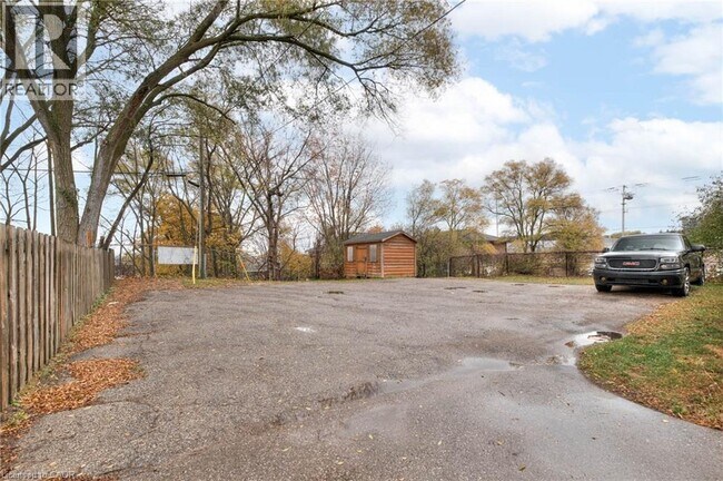 Photo - 839 Stirling Ave S