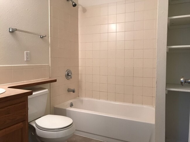 Photo - 7011 N Market St Unidad 7015