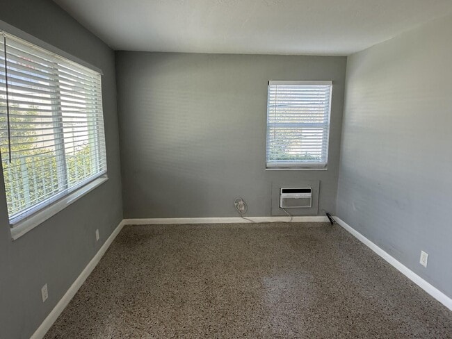 Building Photo - 1118 N H St Unit 8