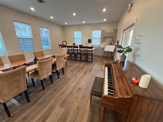 Building Photo - 504 Nursery Rd Unit 1209