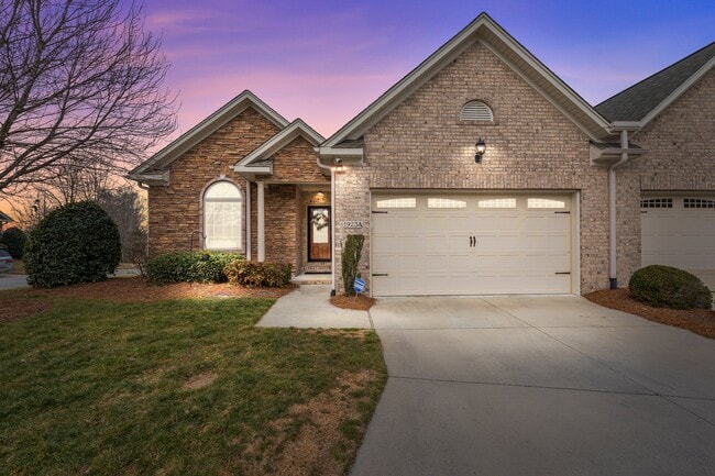 Photo - 1923 Strathmore Dr