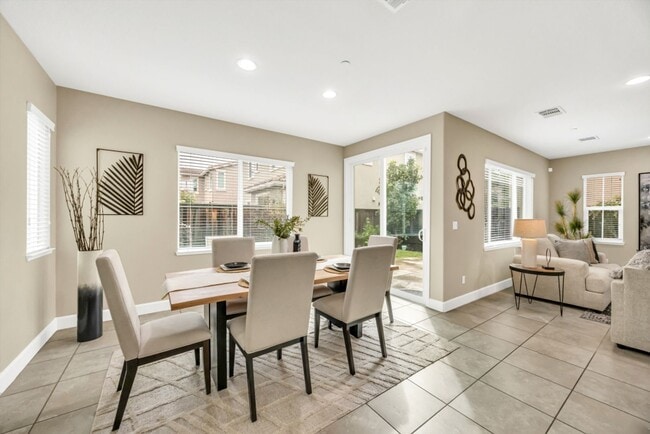 Photo - 1437 Cummings Way