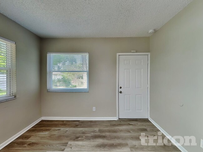 Photo - 1404 Fernwood Pl