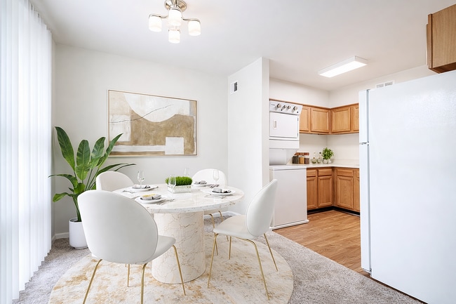 Comedor moderno con vista a la cocina. - Monarch Crossing