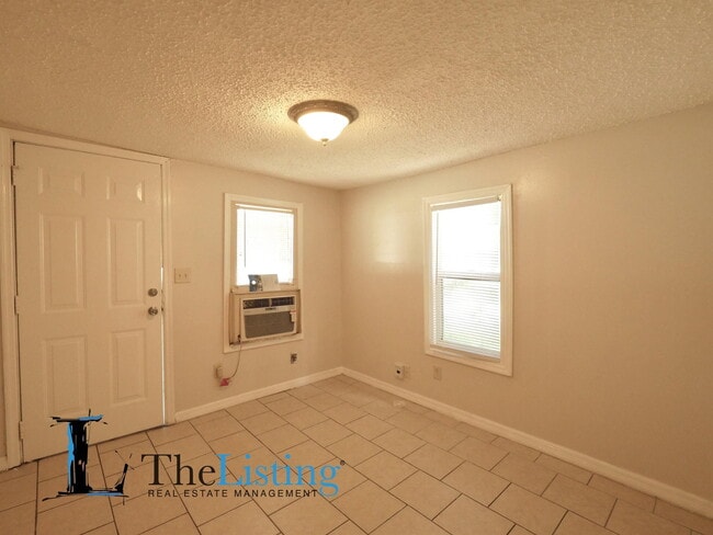 Photo - 1005 Pine Ave