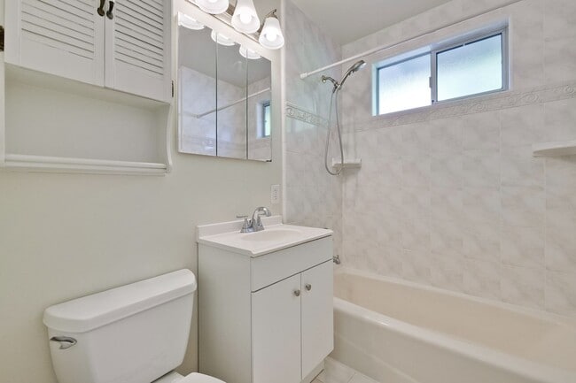 Photo - Hardwood Floors- Top Moreland SCH- SM Dogs Welcome- Close to Apple