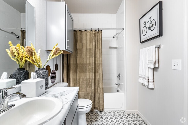 1BR, 1BA - 789SF