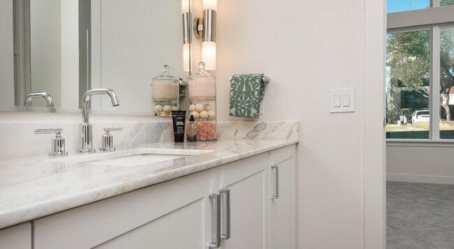 Photo - 7600 Broadway