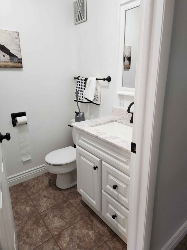 Photo - 162 Larsen Dr