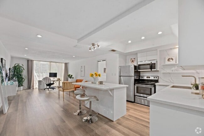 Building Photo - 321 S San Vicente Blvd Rental