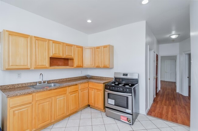 Photo - 404 Danforth Ave