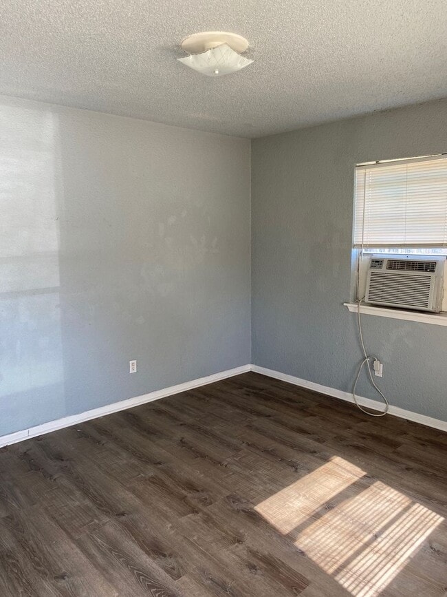 Building Photo - 405 Robertson Ave Unit B