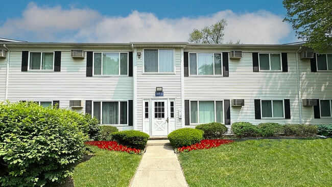 Spacious Farmington Hills 1 and 2 bedroom completely renovated apartments with wanted features like walk in closets, easy-care wood plank flooring, contemporary cabinets and light filled windows.