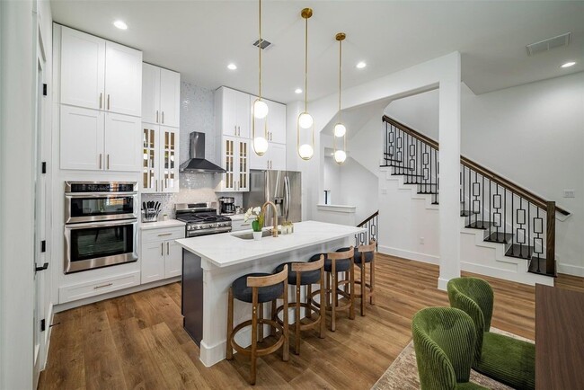 Building Photo - 1305 E 27th St