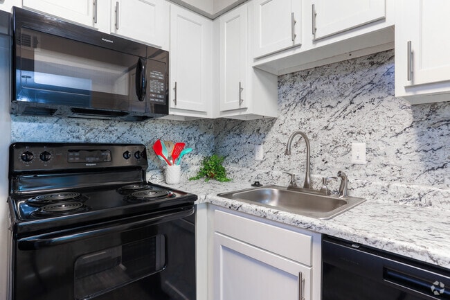 2BR, 1BA - 873 SF