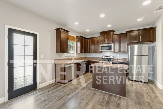 Photo - 1040 Matthews Run Way