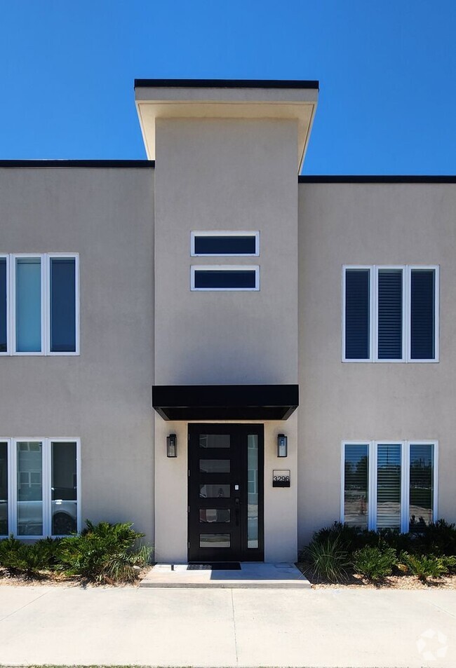 Building Photo - 3/2.5 Townhome at The VUE