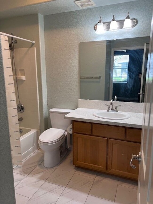 Photo - Beautifully updated condo in gated community. Sparkling pool. Stainless steel appliances and lami... Unidad 149