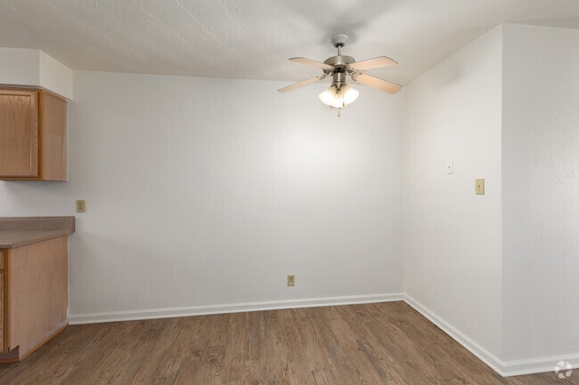 1BR, 1BA - 700SF-Dining Area