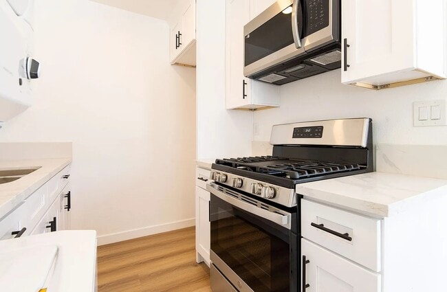 Building Photo - Rose Apartements Unit 1A