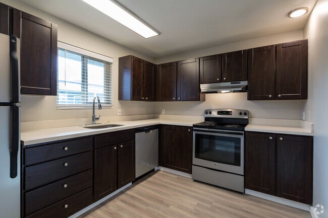 2BR, 2BA - 1,050SF