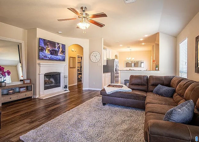 Building Photo - Room in House on Deadwood Ln