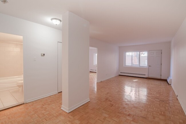 Building Photo - 2400 Av. Van Horne Unit 201