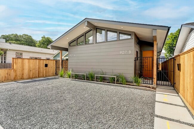 Building Photo - 907 Kern St