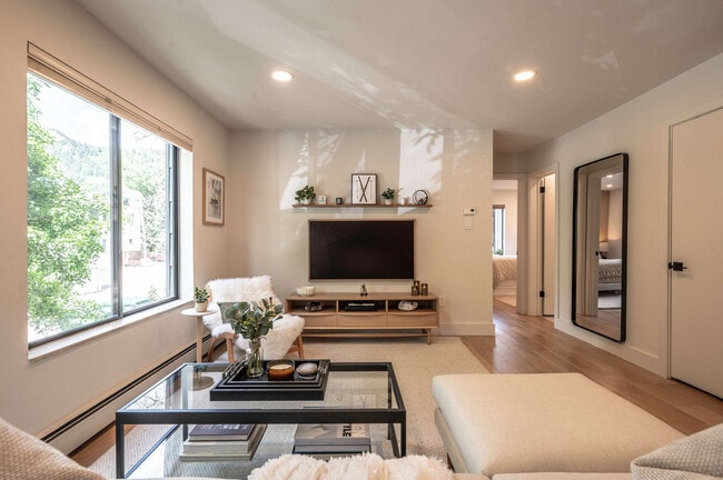 Photo - 725 E Main St Unit ID1241249P