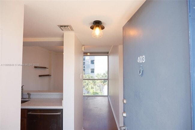 Building Photo - 2756 Day Ave Unit 403