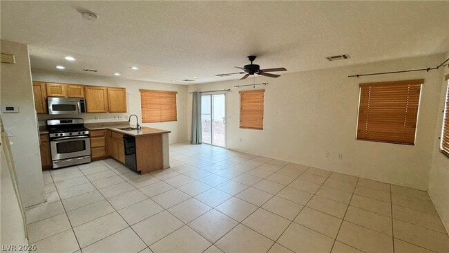 Building Photo - 9967 Carrizo Springs Ave