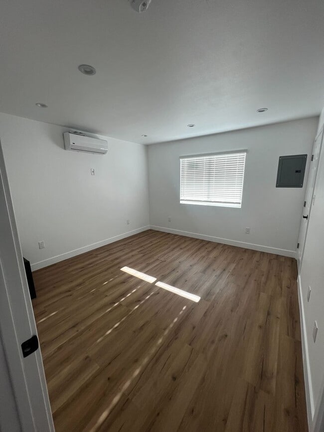 Photo - ANDERSON 14101 1/2 Unit 3/4