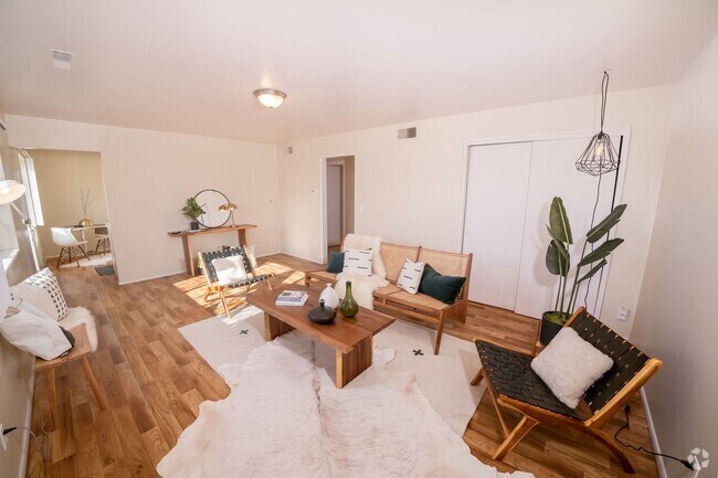 Building Photo - Beautiful two bedroom apartment close to S... Unit G