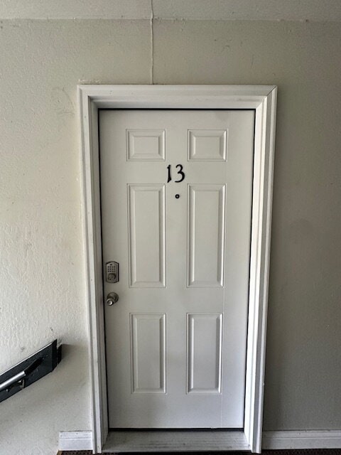 Photo - 2-Bedroom Apartment, Upstairs, Near Transp... Unidad 13